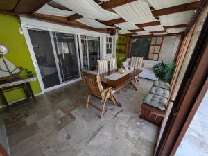 Patio alebo iná vonkajšia časť ubytovania Sea View Roof Garden