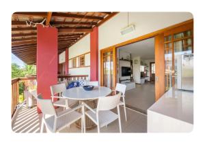 Η κουζίνα ή μικρή κουζίνα στο Comodidade, conforto e charme, á beira mar!