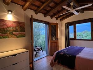 ein Schlafzimmer mit einem Bett und einer Glasschiebetür in der Unterkunft Casa en La Comarca in San Javier