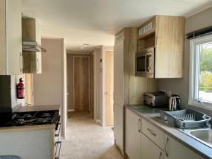 Dapur atau dapur kecil di Modern 3 Bedroom Caravan, South Cerney
