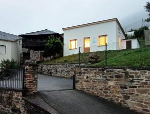 MerouMini Room Ron的石墙和门的房子