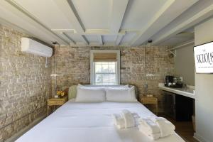 Ένα ή περισσότερα κρεβάτια σε δωμάτιο στο The Nicholas Carriage King Suite 1 Block to King +11 φωτογραφίες