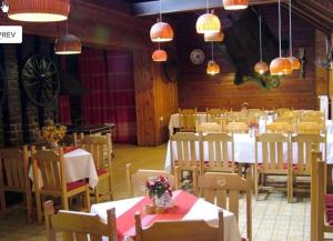 Reštaurácia alebo iné gastronomické zariadenie v ubytovaní Hotel Tatranec