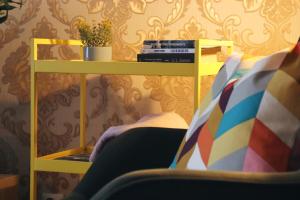 un estante amarillo con una planta encima de una cama en FREE PARKING & Self Check-IN WestSide Studio Near the Lake, Lacul Morii,Near Metro Stations Sector6, en Bucarest