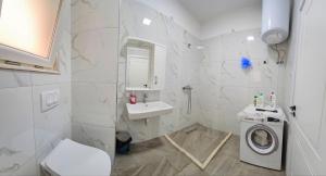 Ένα μπάνιο στο Jon's Apartment +13 φωτογραφίες