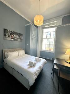 a bedroom with a bed and a desk and a window at London Collection - Bayswater in London