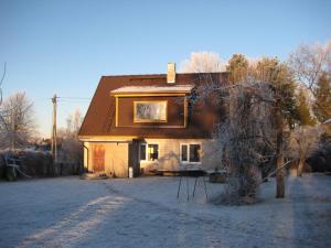 une maison avec une fenêtre au-dessus dans l'établissement Piiri Holiday House, à Otepää