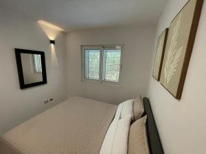 Postel nebo postele na pokoji v ubytování Sunshine Apt Qerret-Golem Beach-Self-Check-in