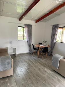 un soggiorno con un tavolo e un divano di Residencia Piri a Piribebuy