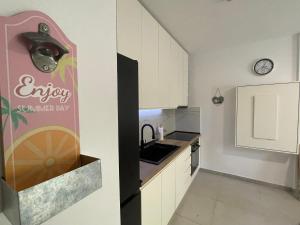 Kuchyň nebo kuchyňský kout v ubytování Sunshine Apt Qerret-Golem Beach-Self-Check-in