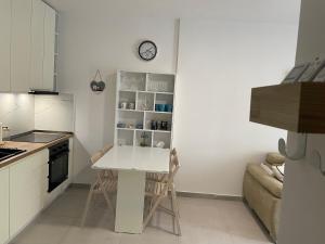 Kuchyň nebo kuchyňský kout v ubytování Sunshine Apt Qerret-Golem Beach-Self-Check-in