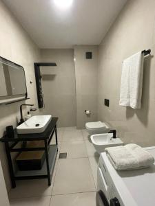 Koupelna v ubytování Sunshine Apt Qerret-Golem Beach-Self-Check-in