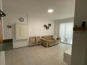 Posezení v ubytování Sunshine Apt Qerret-Golem Beach-Self-Check-in