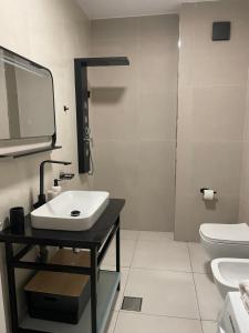 Koupelna v ubytování Sunshine Apt Qerret-Golem Beach-Self-Check-in + 23 fotografií