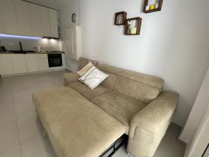 Posezení v ubytování Sunshine Apt Qerret-Golem Beach-Self-Check-in