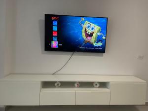 TV a/nebo společenská místnost v ubytování Sunshine Apt Qerret-Golem Beach-Self-Check-in