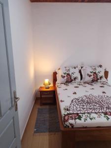 a bedroom with a bed and a table with a lamp at Résidence Merveilles G06 in Kribi