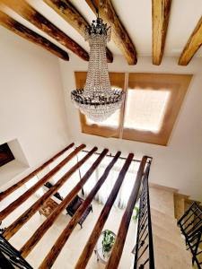 a chandelier hangs from the ceiling of a room at La Casa de la Rufi in Colmenar de Oreja