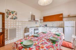 Una cocina con una mesa con platos encima. en La Casa Della Quercia Relax In Tuscany - Happy Rentals, en Montaione