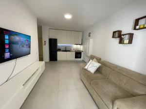 TV a/nebo společenská místnost v ubytování Sunshine Apt Qerret-Golem Beach-Self-Check-in