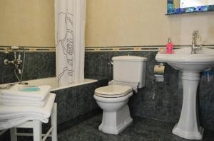 Bilik mandi di Castro Hotel