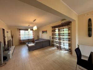 a living room with a couch and a tv at Topaz Villa in Paleu