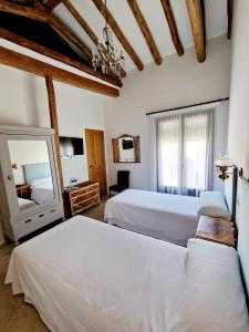 a bedroom with two beds and a mirror at La Casa de la Rufi in Colmenar de Oreja +41 photos