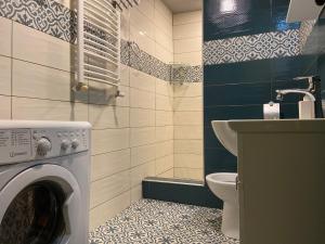 Un baño con lavadora y lavabo. en Niko's Apartments on Shartava Street, en Tiflis 91 fotos más