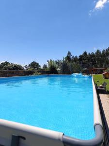 una grande piscina con acqua azzurra di Porto Maia Garden a Maia