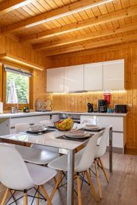 una cucina con un tavolo e sedie in una stanza di Porto Maia Garden a Maia Altre 29 foto