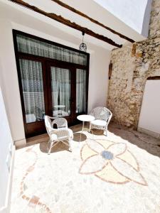 a room with two chairs and a table and a window at La Casa de la Rufi in Colmenar de Oreja