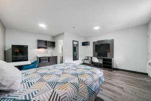 een hotelkamer met een bed en een keuken bij Southern Suites Cartersville in Cartersville