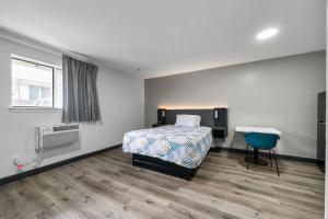 Katil atau katil-katil dalam bilik di Southern Suites Cartersville +2 gambar