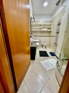 une salle de bains avec toilettes et lavabo dans l'établissement 8th Floor Luxury Apartment Tirana 2, à Selitë e Vogël 3 autres photos