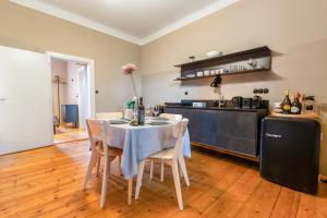 Kuchyň nebo kuchyňský kout v ubytování Villa 100 und 10 - 4 stilvolle City-Apartments