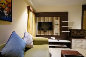 TV a/nebo společenská místnost v ubytování Emarald Hotel Calicut