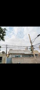 a street light in front of a building at Apto 6 ótimo local próximo shopping in Campo Grande +1 photo