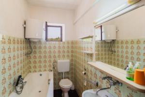 un bagno con vasca, WC e lavandino di Apartment Ivope a Splitska Altre 25 foto