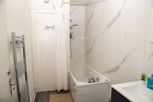 Ванная комната в Room 5 Double bed in Kings Cross