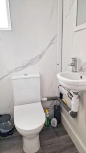 Ванная комната в Room 5 Double bed in Kings Cross +3 фотографии