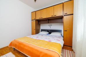 Ein Bett oder Betten in einem Zimmer der Unterkunft Apartments Zvonimir