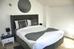 Ένα ή περισσότερα κρεβάτια σε δωμάτιο στο Jireh Loft Limeil Brévannes studio Privé