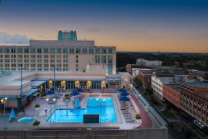 Kolam renang di atau dekat dengan Renaissance Montgomery Hotel & Spa at the Convention Center