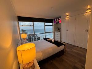 Postel nebo postele na pokoji v ubytování Entire rental unit Ocean City views Netflix + 28 fotografií