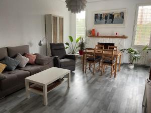 a living room with a couch and a table at Casa familiar en la maravillosa ciudad de L'Eliana con 3 habitaciones in La Eliana