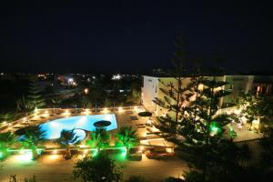Kolam renang di atau dekat dengan Castro Hotel