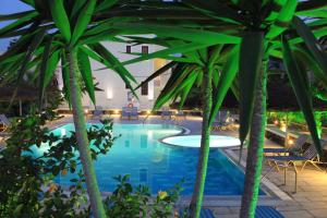 Kolam renang di atau dekat dengan Castro Hotel