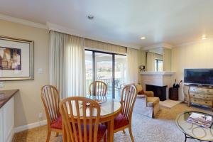 un salon avec une table et des chaises et une cheminée dans l'établissement Silverado Resort and Spa 266, à Napa