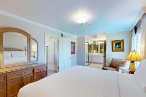 une chambre avec un grand lit blanc et un miroir dans l'établissement Silverado Resort and Spa 266, à Napa 22 autres photos
