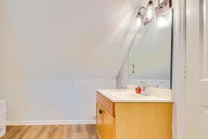 Bilik mandi di 15 Mi to Raleigh Pet-Friendly Home with Fire Pit! +27 gambar